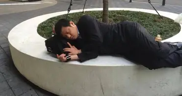 37 Insane Pictures That Prove People In Tokyo Can Sleep ANYWHERE