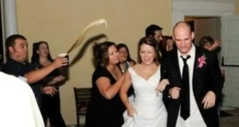 29 Funny Wedding Photos That Definitely Did Not Go As Intended