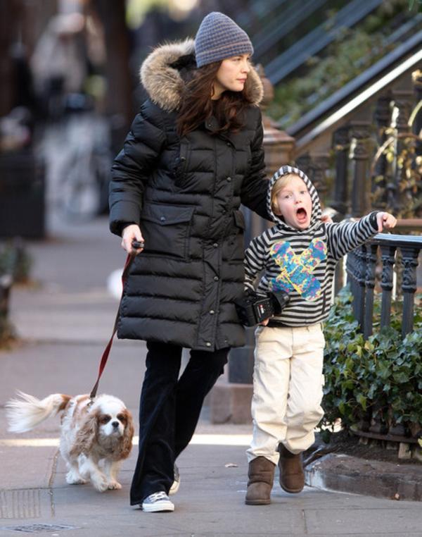 Liv-Tyler-Walking-Dog