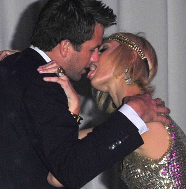 Paris Hilton Eating Boyfriend